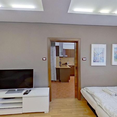 2Br Apt With Free Garage Parking, Close To The Historic Centre 브라티슬라바 외부 사진