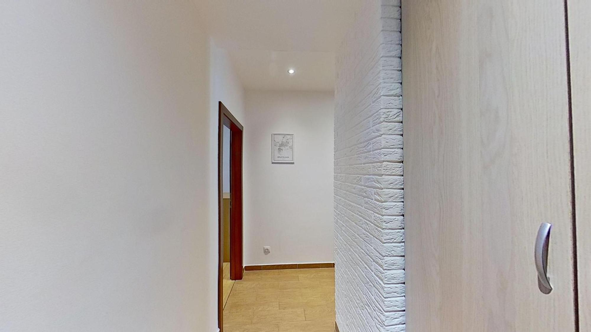 2Br Apt With Free Garage Parking, Close To The Historic Centre 브라티슬라바 외부 사진