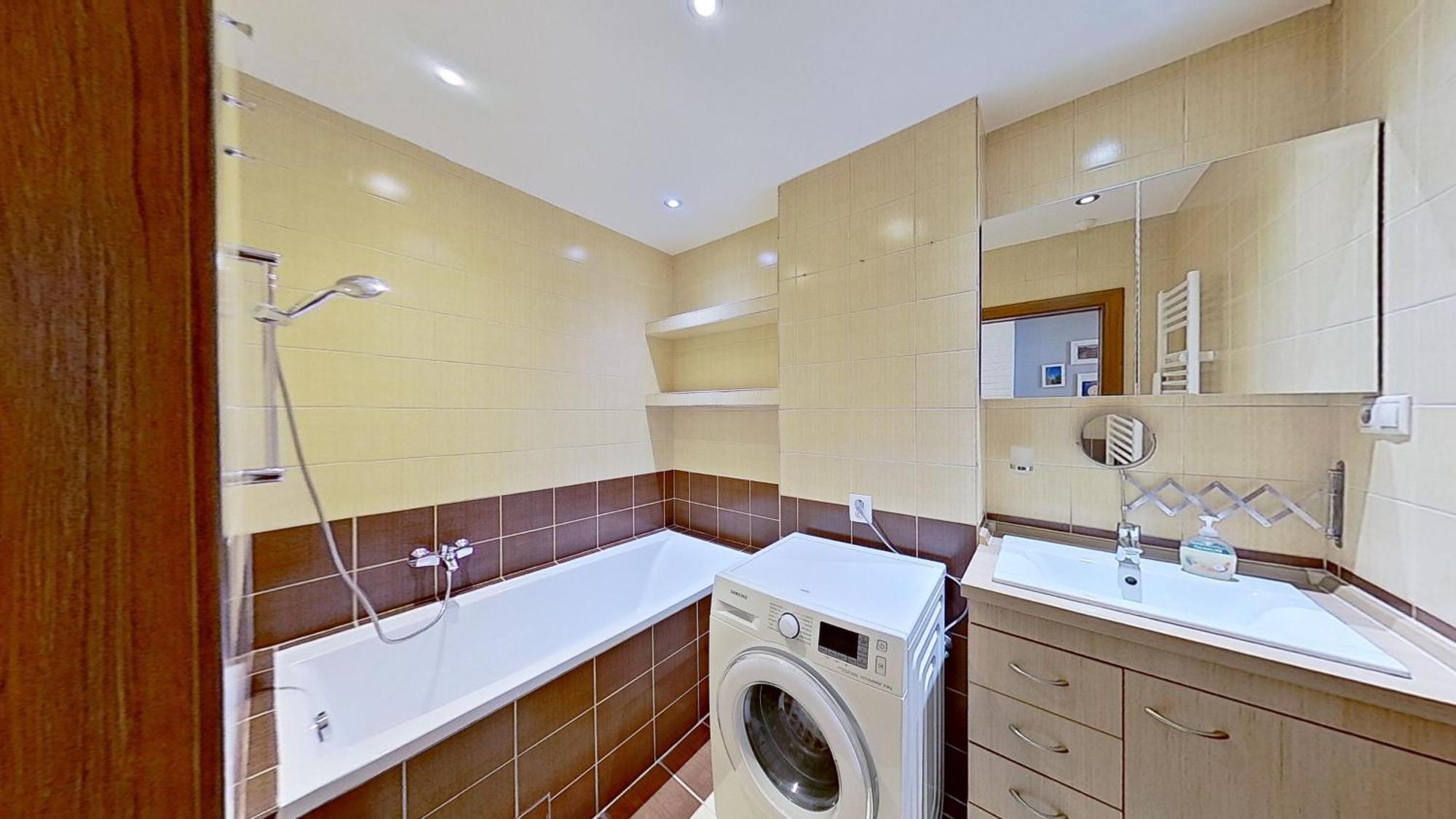 2Br Apt With Free Garage Parking, Close To The Historic Centre 브라티슬라바 외부 사진